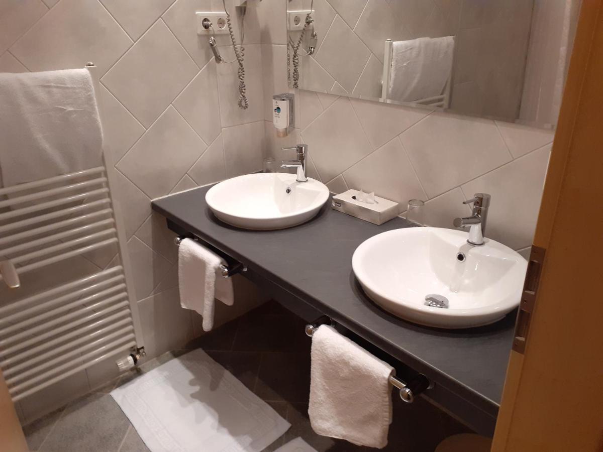 Land-Gut-Hotel Zum Alten Forsthaus - Aufladestation Fuer Elektroautos Hürtgenwald Esterno foto